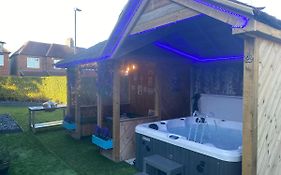 Beautifully Presented 6 Bed 5 & A Half Bath House